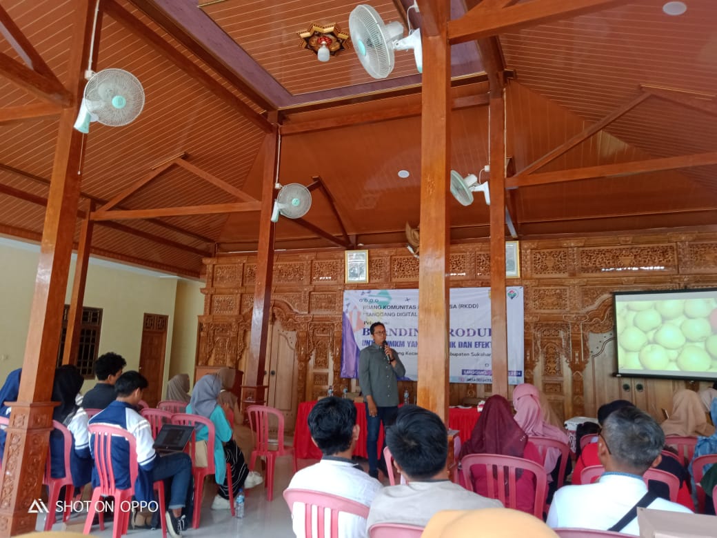 Slamet Mardiyanto ( Mas Ketuk ) memberikan pemaparan materi Pelatihan Branding Produ