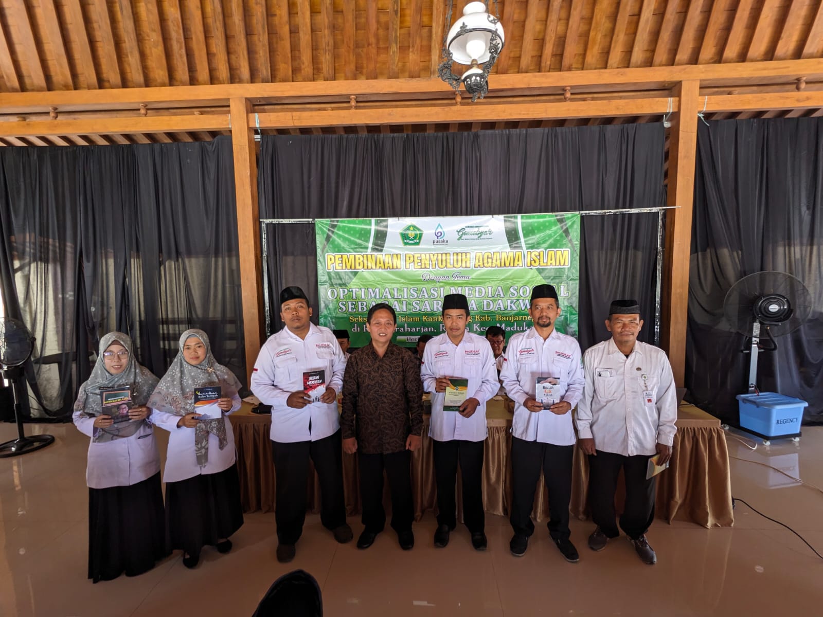 Indra Hari Purnama Founder Rumah Baca Purnama dengan peserta yang mendapatkan buku