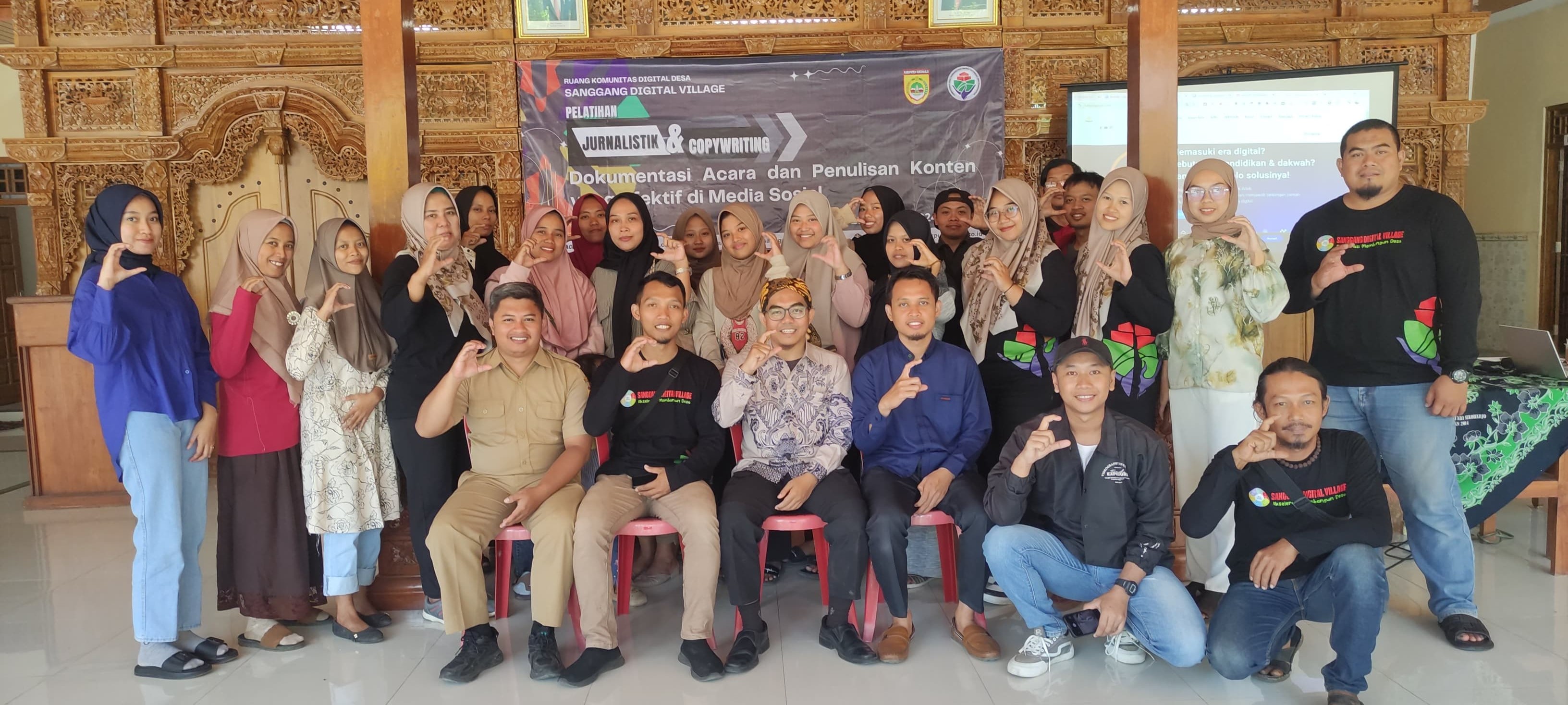 Kader Digital menyerahkan penghargaan berupa buku agenda kepada peserta pelatihan jurnalistik dan copywriting sebagai bentuk apresiasi atas partisipasinya dalam mengusulkan judul acara pelatihan. Momen penyerahan terlihat penuh semangat, di mana penghargaan tersebut diberikan karena kontribusi kreatif peserta dalam menciptakan judul yang digunakan sebagai bahan pelatihan hari itu. Senyuman dan rasa bangga terlihat jelas, mencerminkan pentingnya kolaborasi dan ide-ide segar dalam dunia jurnalistik dan copywriting.